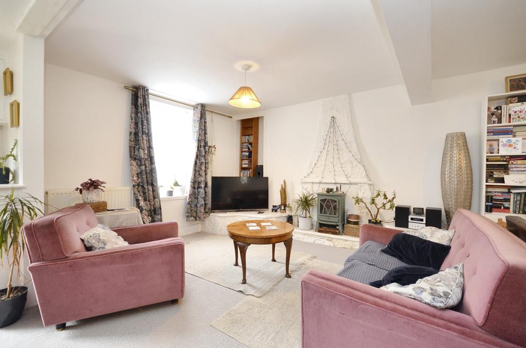 Lot: 53 - CHARACTER TERRACED TWO-BEDROOM COTTAGE - Living room